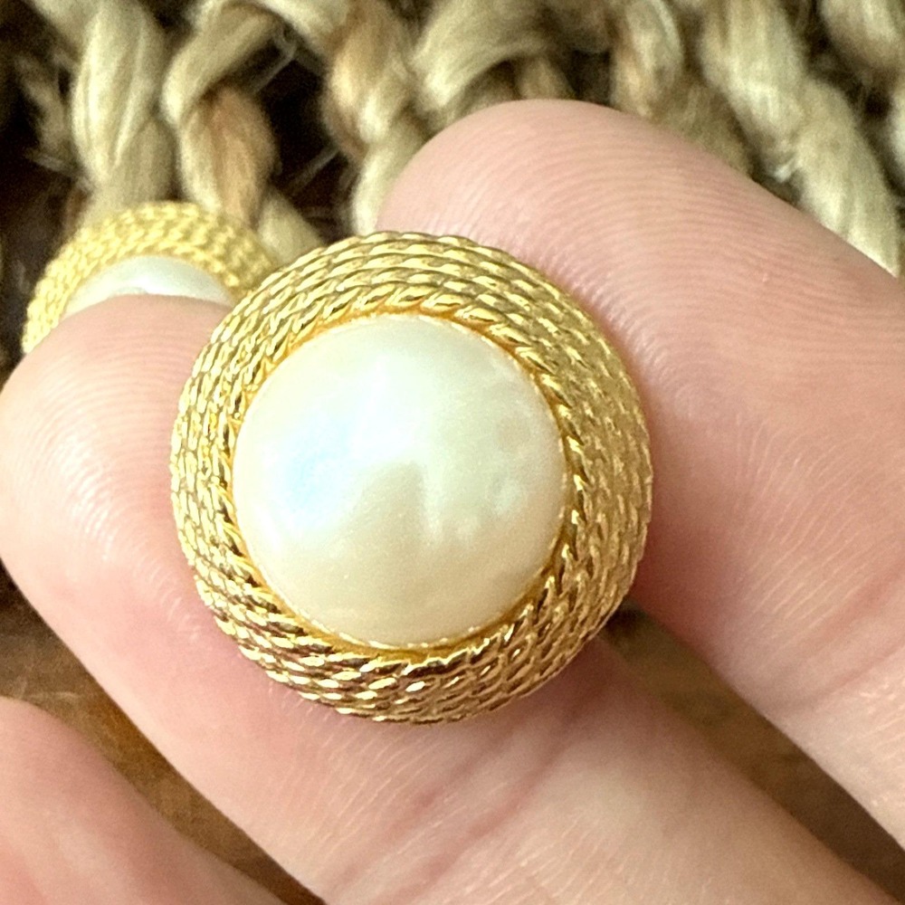 Vtg Napier Faux Pearl Earrings Round Gold Tone Rope Cable Halo Screw Clip On EUC - Picture 5 of 6